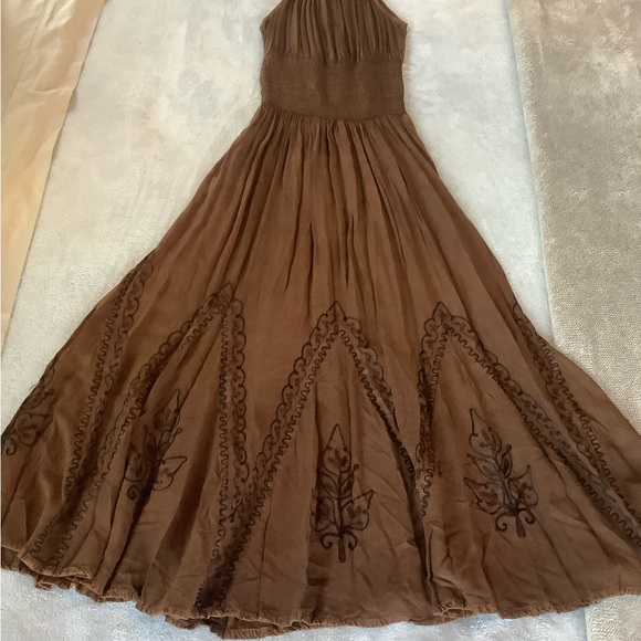Chic Brown Adjustable Halter Maxi Dress with Embroidered Details - Picture 2 of 7